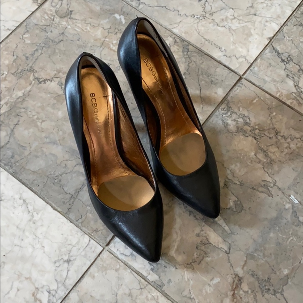 Bcbg closed toe heels pumps black